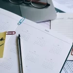 Limited Şirketlerde Ortaklar ve Müdürün Şirket Vergi Borçlarından Sorumluluğu 1 Limited şirket vergi borcundan şirket ortağı ve müdürün sorumluluğunu anlatan makale görseli; takvim üzerinde “tax deadline” notu.