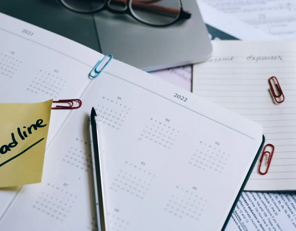 Limited şirket vergi borcundan şirket ortağı ve müdürün sorumluluğunu anlatan makale görseli; takvim üzerinde “tax deadline” notu.