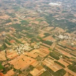 Elatmanın Önlenmesi Davası: Müdahalenin Men'i Davası 2 Haksız işgal ve elatmanın önlenmesi davasını simgeleyen havadan çekilmiş tarla ve arazi sınırları görünümü