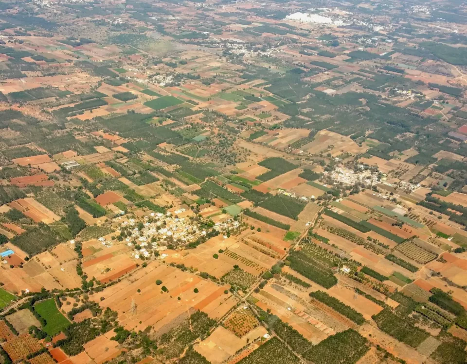 Haksız işgal ve elatmanın önlenmesi davasını simgeleyen havadan çekilmiş tarla ve arazi sınırları görünümü