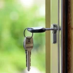 10 Yıllık Kiracının Tahliyesi (TBK m.347) 1 Kapı kilidinde anahtar; 10 yıllık kiracının tahliyesi ve TBK’ya göre uzama süresi sonrası tahliye bildirimini temsil eden görsel.