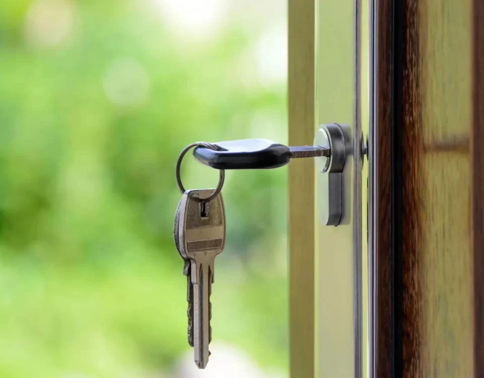 Kapı kilidinde anahtar; 10 yıllık kiracının tahliyesi ve TBK’ya göre uzama süresi sonrası tahliye bildirimini temsil eden görsel.