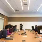 Anonim Şirketlerde Yetkililerin Şirket Vergi Borcundan Sorumluluğu 1 Anonim şirkette yönetim kurulu ve şirket yetkilisinin amme alacaklarından sorumluluğunu anlatan makale görseli; toplantı odasında yönetim kurulu değerlendirmesi.