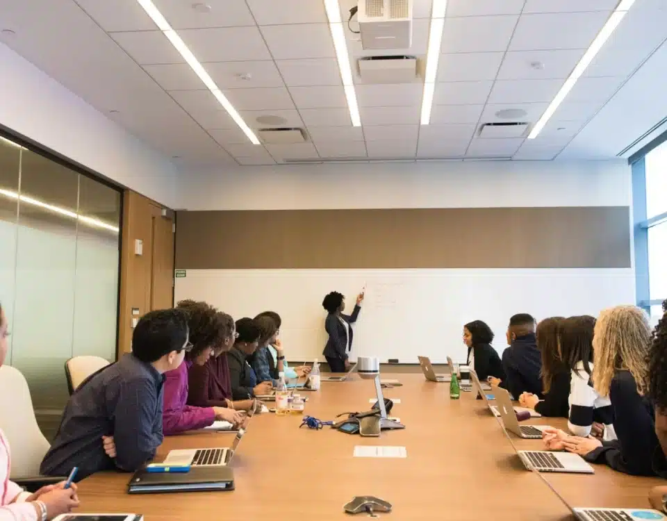 Anonim şirkette yönetim kurulu ve şirket yetkilisinin amme alacaklarından sorumluluğunu anlatan makale görseli; toplantı odasında yönetim kurulu değerlendirmesi.