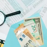 Beyana Dayalı Tarh ve İhtirazi Kayıtla Beyanname Verilmesi 2 Beyana dayalı tarh sürecini ve ihtirazi kayıtla beyanname verilmesini anlatan görsel; vergi formları üzerinde para zarfı ve büyüteç.