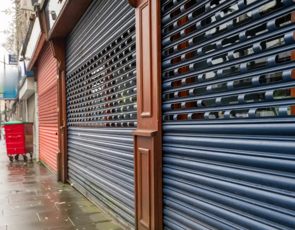 Kapalı kepenkli mağaza cephesi; dükkan kiralarında sözleşme, kira artışı ve giderler