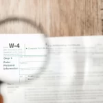 Genel ve Özel Usulsüzlük Cezalarına Karşı İtiraz Yolu ve İptal Davası 2 Genel ve özel usulsüzlük cezasına itiraz sürecini anlatan görsel; büyüteçle belge inceleme ve ceza ihbarnamesi kontrolü.