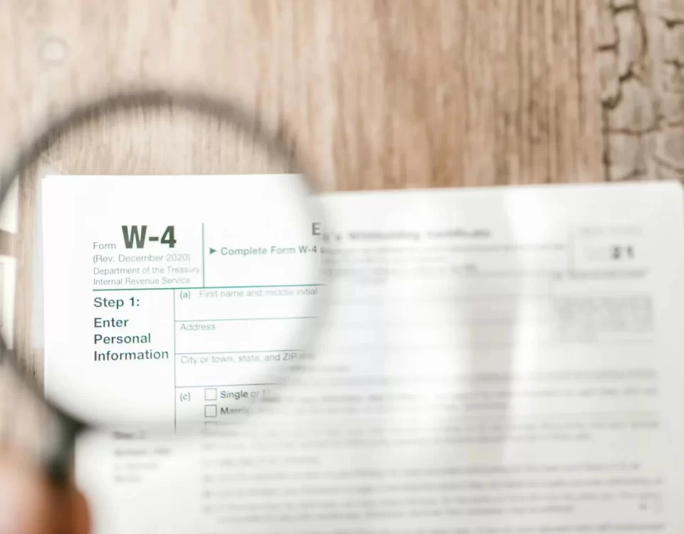 Genel ve özel usulsüzlük cezasına itiraz sürecini anlatan görsel; büyüteçle belge inceleme ve ceza ihbarnamesi kontrolü.