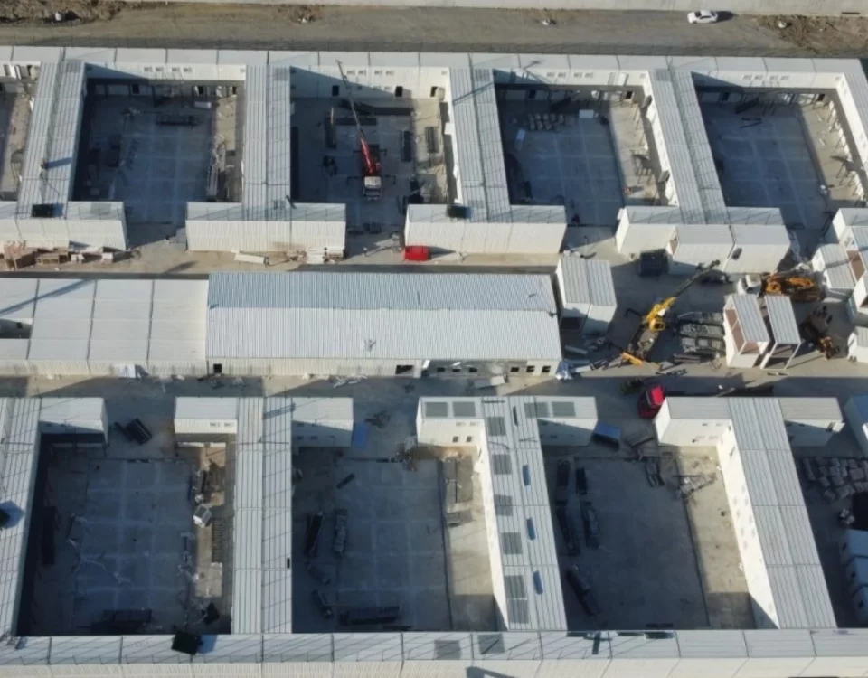 İdari gözetim kararına itiraz konulu makale görseli; geri gönderme merkezi veya idari tesis görüntüsü ile gözetim sürecini simgeleyen görsel.