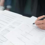 İdari İşlemin İptali Davası 2 Resmî formlar üzerinde kalemle imza atan kişi; idari işlemlerin iptali davası, idare mahkemesi başvuru ve dilekçe süreci.