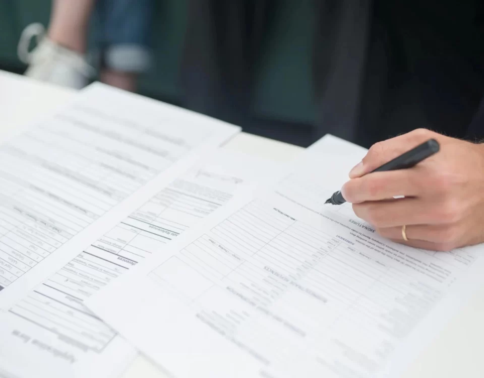 Resmî formlar üzerinde kalemle imza atan kişi; idari işlemlerin iptali davası, idare mahkemesi başvuru ve dilekçe süreci.