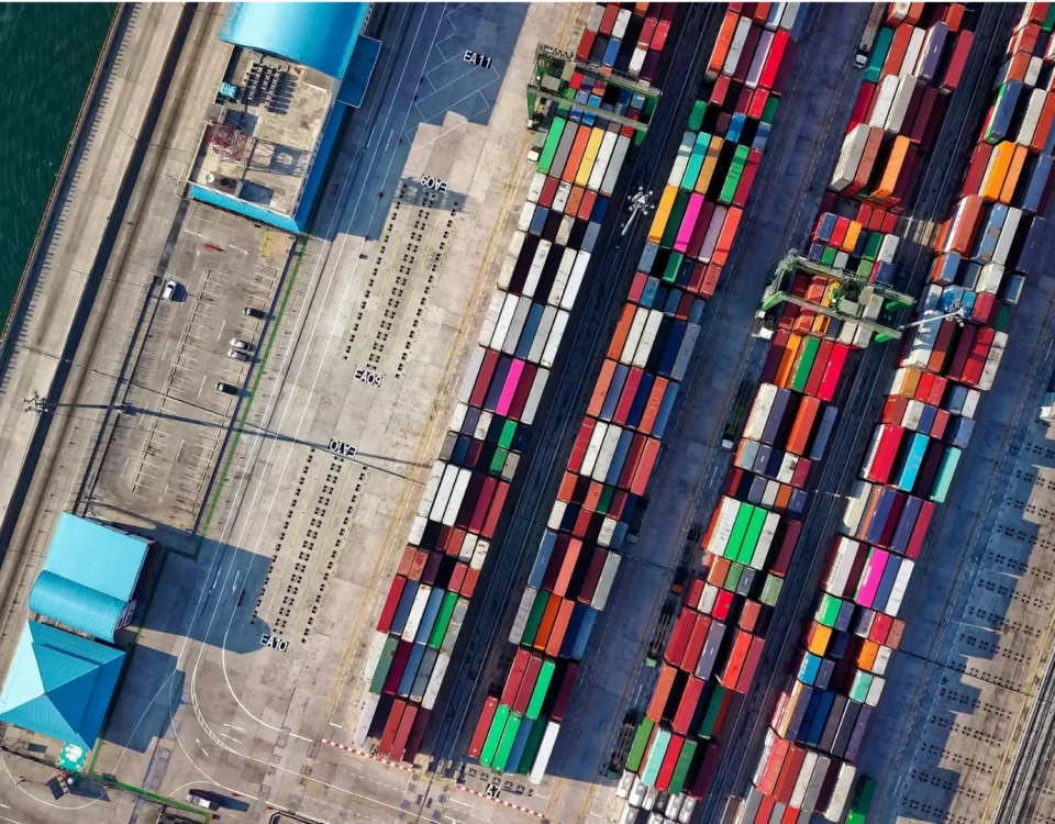 Limanda konteyner sahasının havadan görünümü; ihracat bedellerinin yurda getirilmemesi cezası ve iptal davası konusunu temsil eden görsel.