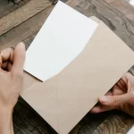 İki Haklı İhtar Sebebiyle Tahliye 2 Elden zarf içinde belge çıkaran kişi; iki haklı ihtar sebebiyle kiracının tahliyesi, kira bedelinin ödenmemesi ve ihtarname süreci.