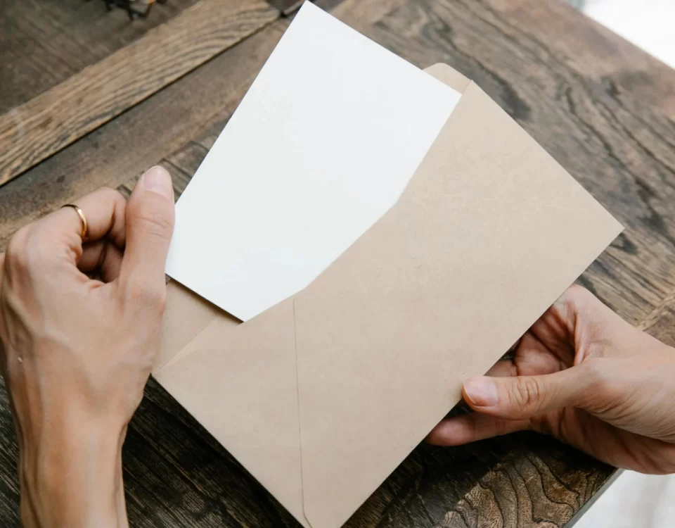 Elden zarf içinde belge çıkaran kişi; iki haklı ihtar sebebiyle kiracının tahliyesi, kira bedelinin ödenmemesi ve ihtarname süreci.