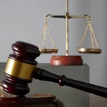 Kamulaştırma Nedir? Usulü, İptal Davası, Bedel Tespiti ve Geri Alma Hakkı 1 Kamulaştırma hukukunda kamu yararı ve bedel tespiti sürecini temsil eden hâkim tokmağı ve terazi