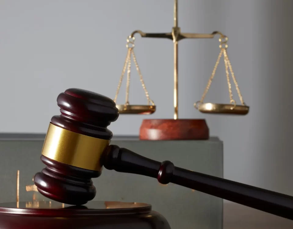 Kamulaştırma hukukunda kamu yararı ve bedel tespiti sürecini temsil eden hâkim tokmağı ve terazi