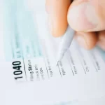 Mükellefin Bildirim Yükümlülüğü 2 Mükellefin bildirim yükümlülüğünü anlatan görsel; form üzerinde kalemle beyan/bildirim yapılması.