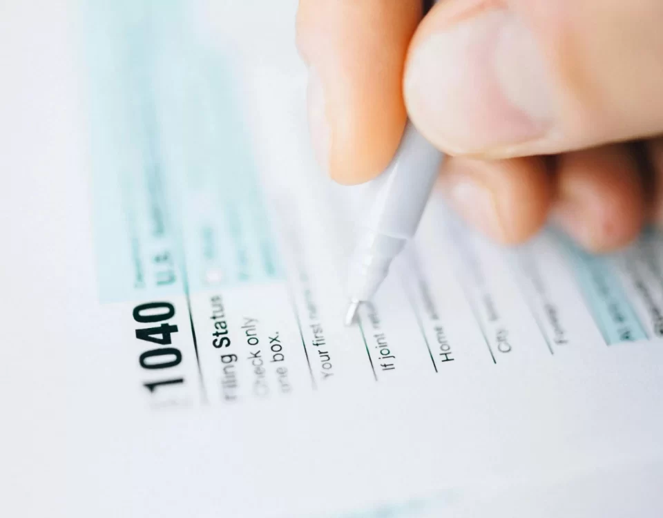 Mükellefin bildirim yükümlülüğünü anlatan görsel; form üzerinde kalemle beyan/bildirim yapılması.