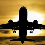 Sınır Dışı Kararı İptal Davası: Deport Kararına İtiraz 1 Sınır dışı (deport) kararına itiraz konulu makale görseli; gün batımında uçak silüeti ile deport ve sınır dışı sürecini simgeleyen görsel.