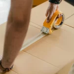 Kiracının Tahliye Taahhütnamesine Dayalı Olarak Tahliyesi 1 Tahliye taahhütnamesi ile kiracının tahliyesini anlatan görsel; kolilerin bantlanması ve taşınma hazırlığı.