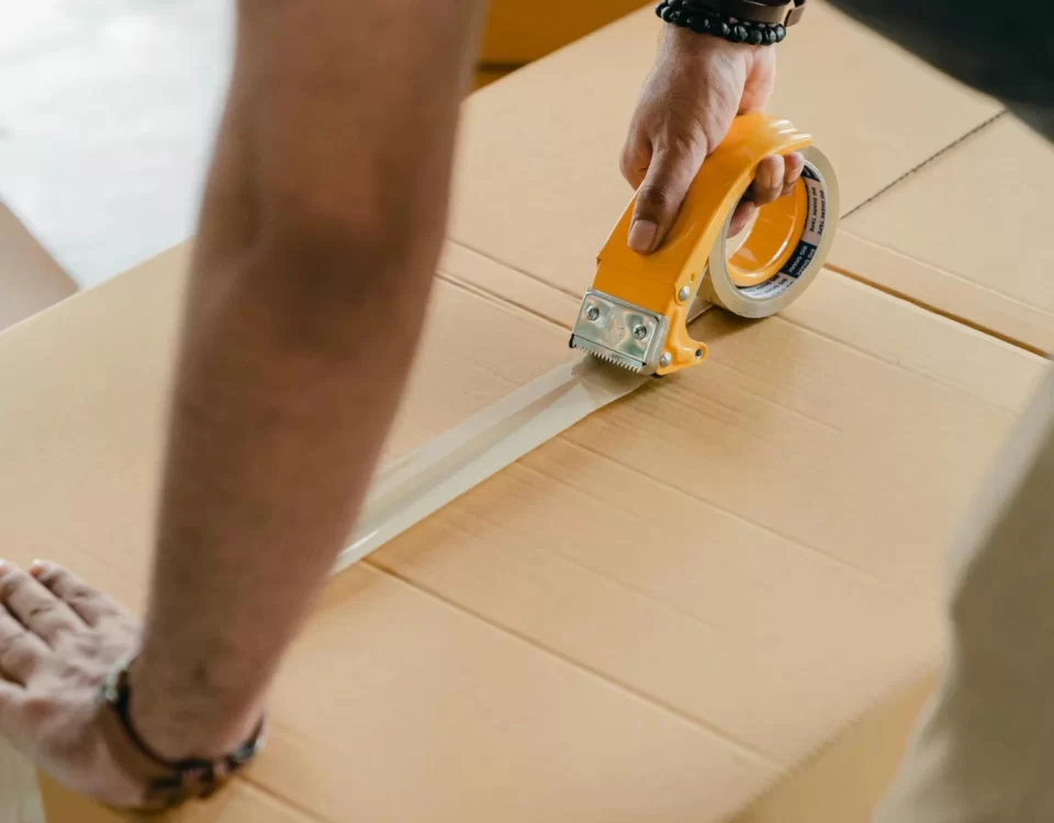 Tahliye taahhütnamesi ile kiracının tahliyesini anlatan görsel; kolilerin bantlanması ve taşınma hazırlığı.