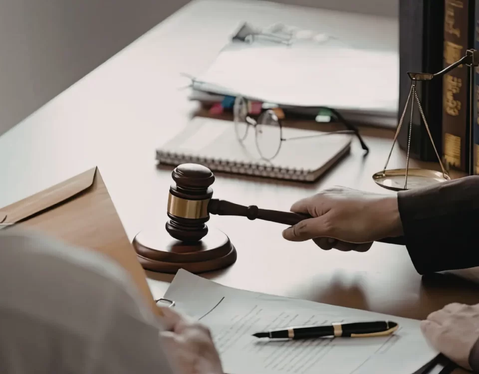 Tam yargı davasında idarenin tazminat ve istirdat sorumluluğunu simgeleyen hâkim tokmağı ve terazi