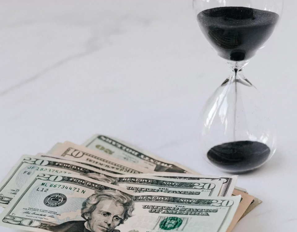 Vergi alacaklarında zamanaşımı (vergi borcu zamanaşımı) konulu makale görseli; kum saati ve para ile zaman aşımı sürelerini simgeleyen görsel.