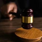 Vergi Hukukunda Arama 1 Vergi hukukunda arama konulu makale görseli; hâkim tokmağı ile arama kararı, delil toplama ve yargısal denetim sürecini simgeleyen görsel.