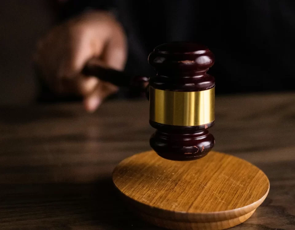 Vergi hukukunda arama konulu makale görseli; hâkim tokmağı ile arama kararı, delil toplama ve yargısal denetim sürecini simgeleyen görsel.