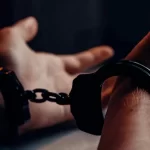 Vergi Suçları 2 Vergi suçları ve vergi ceza hukukunu anlatan görsel; kelepçeli eller ile cezai yaptırım ve soruşturma sürecini simgeleyen görsel.