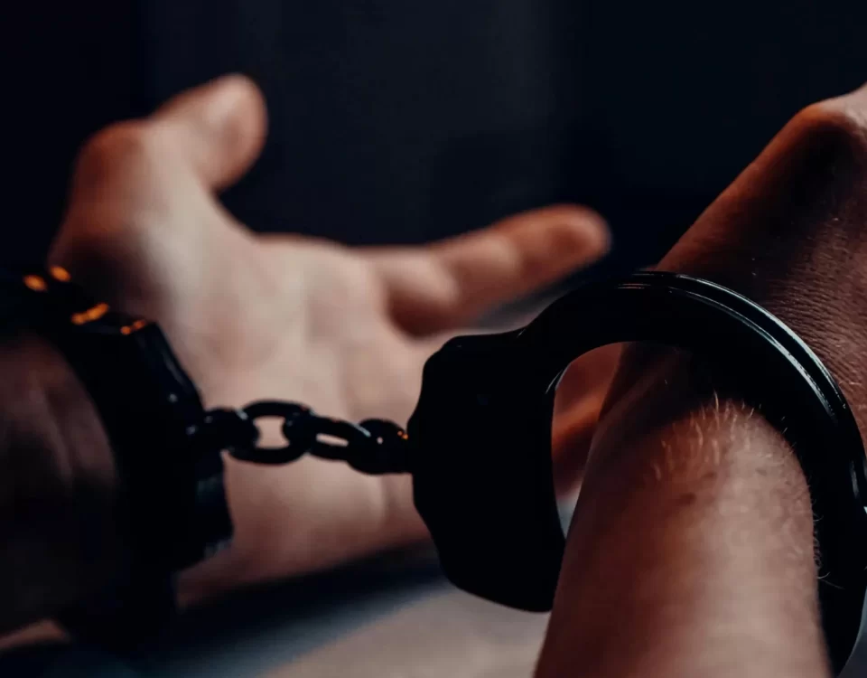 Vergi suçları ve vergi ceza hukukunu anlatan görsel; kelepçeli eller ile cezai yaptırım ve soruşturma sürecini simgeleyen görsel.