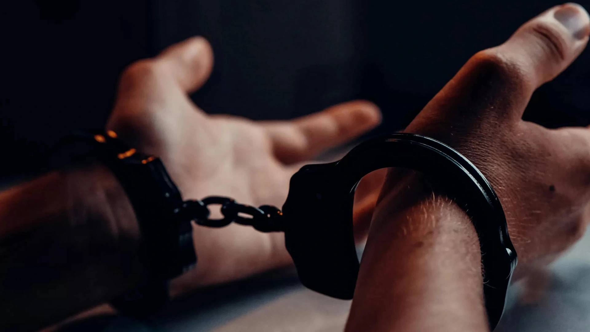Vergi suçları ve vergi ceza hukukunu anlatan görsel; kelepçeli eller ile cezai yaptırım ve soruşturma sürecini simgeleyen görsel.