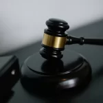 Vergi Ziyaı Cezasına İtiraz ve İptal Davası 1 Vergi ziyaı cezasına itiraz ve iptal davasını anlatan görsel; hâkim tokmağı ile yargısal denetim ve ceza uyuşmazlığını simgeleyen görsel.