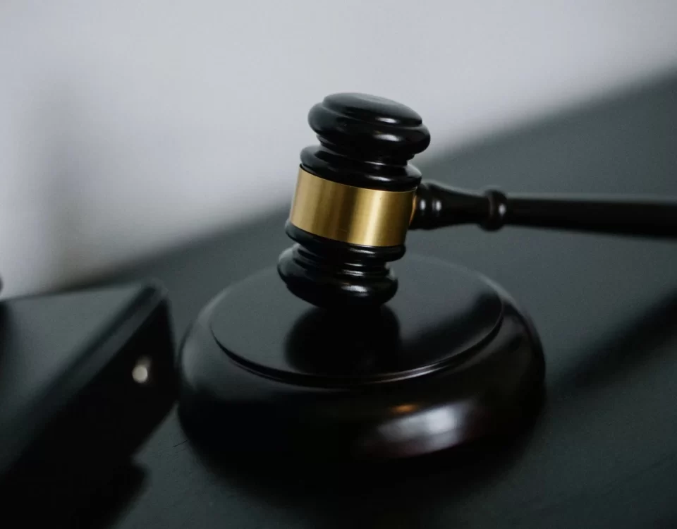 Vergi ziyaı cezasına itiraz ve iptal davasını anlatan görsel; hâkim tokmağı ile yargısal denetim ve ceza uyuşmazlığını simgeleyen görsel.