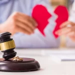Aldatma Nedeniyle Boşanma Davası (Zina): Şartlar, İspat ve Hukuki Süreç (TMK m. 161) 1 Mahkeme tokmağı ve alyansların yanında kırık kalp tutan çift; zina ve aldatma nedeniyle çekişmeli boşanma davası, manevi tazminat ve hukuki süreci temsil eden görsel.