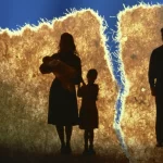 Şiddetli Geçimsizlik Nedeniyle Boşanma Davası ve Şartları 2 TMK 166 maddesi kapsamında şiddetli geçimsizlik nedeniyle boşanma davası dilekçesi, aile mahkemesi dosyası ve üzgün bir çifti temsil eden hukuki görsel.