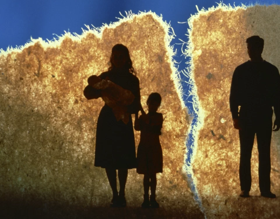 TMK 166 maddesi kapsamında şiddetli geçimsizlik nedeniyle boşanma davası dilekçesi, aile mahkemesi dosyası ve üzgün bir çifti temsil eden hukuki görsel.