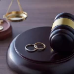 Terk Nedeniyle Boşanma Davası 1 Terk nedeniyle boşanma davası dilekçesi inceleyen avukat ve Türk Medeni Kanunu kitabı