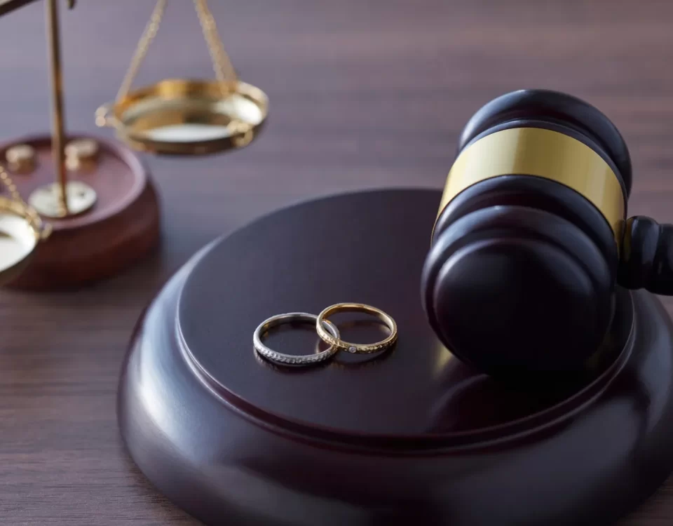 Terk nedeniyle boşanma davası dilekçesi inceleyen avukat ve Türk Medeni Kanunu kitabı