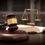 Hükmün Açıklanmasının Geri Bırakılması (HAGB) Kararı Sicilden Nasıl Silinir? 1 Hükmün Açıklanmasının Geri Bırakılması (HAGB) dosyasının düşürülmesi ve özel sicilden silinmesi süreçlerini temsil eden hakim tokmağı, kanun kitabı ve adalet terazisi kompozisyonu.