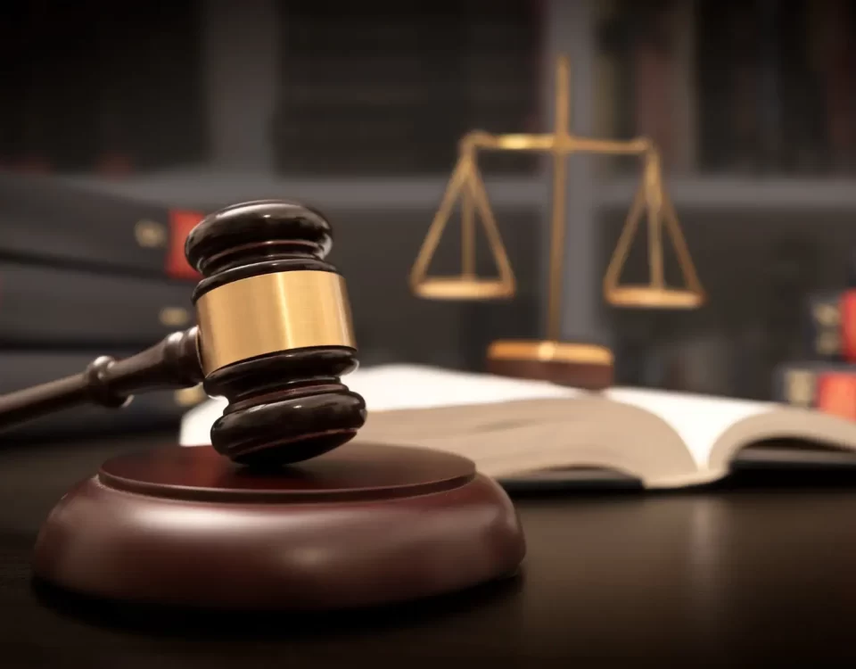 Hükmün Açıklanmasının Geri Bırakılması (HAGB) dosyasının düşürülmesi ve özel sicilden silinmesi süreçlerini temsil eden hakim tokmağı, kanun kitabı ve adalet terazisi kompozisyonu.