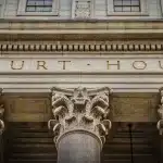 Mirasın Reddi: Reddi Miras Davası 2 Mirasın reddi (reddi miras) davasının açılacağı Sulh Hukuk ve Asliye Hukuk Mahkemesi sürecini temsil eden tarihi adliye binası.