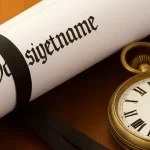 Vasiyetnamenin İptali Davası Şartları ve Süresi 1 Vasiyetnamenin iptali davası şartları ve 1 yıllık hak düşürücü süreyi temsil eden köstekli saat ile vasiyetname belgesi.