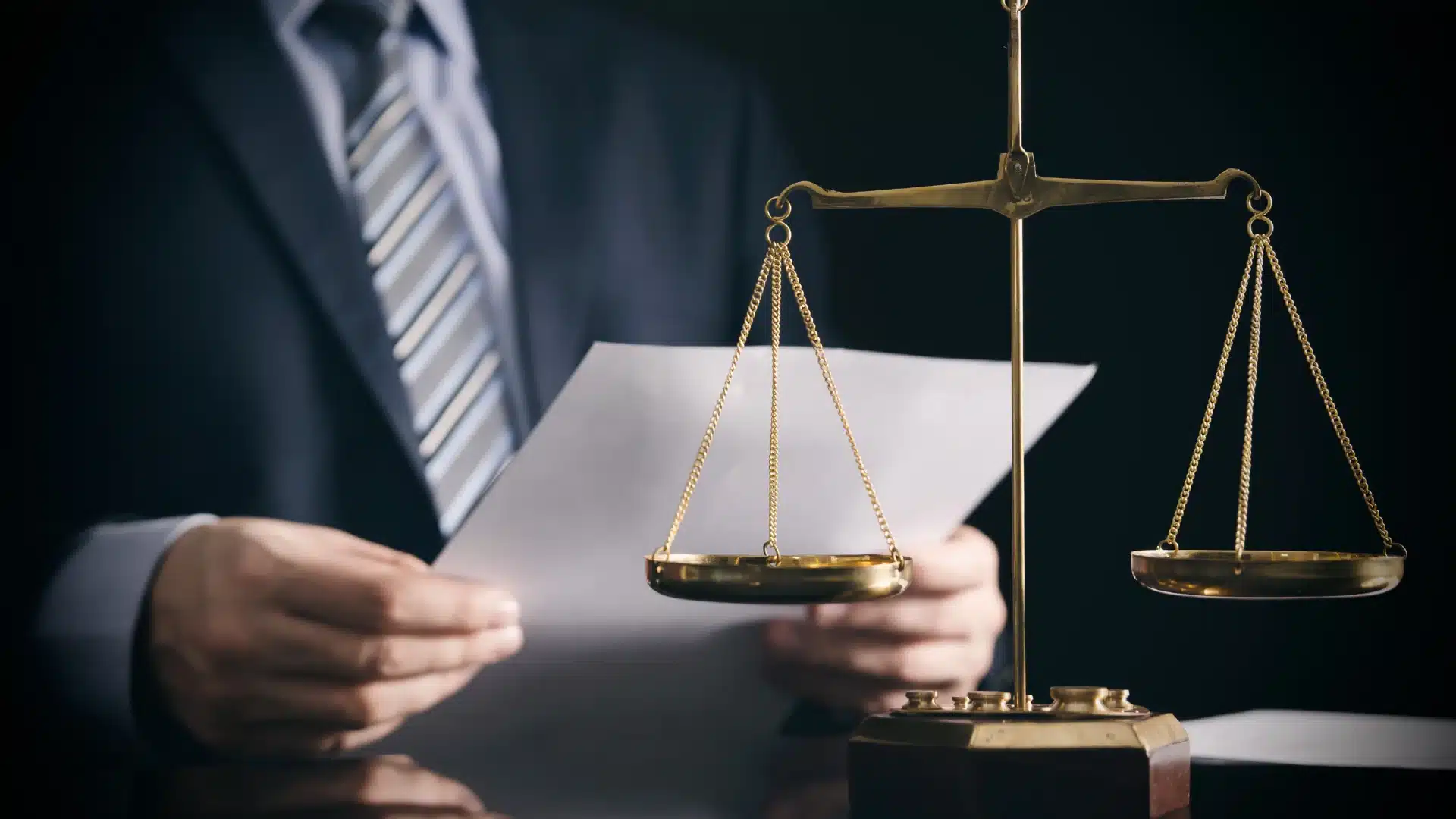 İstanbul miras avukatı Muhammet Çoban Hukuk & Danışmanlık Bürosu; mirastan mal kaçırma (muris muvazaası), vasiyetnamenin iptali ve tenkis davalarında yasal mirasçılara hukuki destek sunmaktadır.