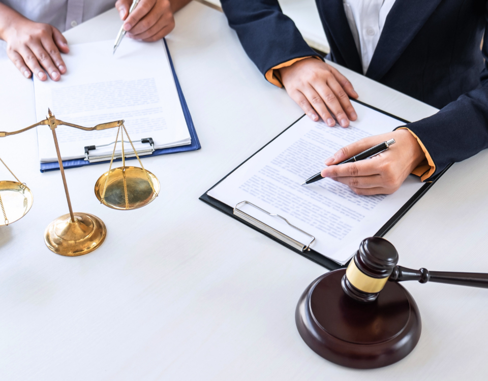 Miras Paylaşımı Nasıl Yapılır? 8 İstanbul miras avukatı gözetiminde; miras paylaşımı nasıl yapılır? Miras ortaklığı ve elbirliği mülkiyetini sona erdirmek amacıyla tüm mirasçıların katılımıyla rızai taksim (anlaşmalı miras paylaşımı) sözleşmesinin imzalanması.