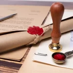 Mirasçılık Belgesinin İptali Davası 2 İstanbul miras avukatı gözetiminde, hatalı mirasçılık belgesinin iptali davasını (veraset ilamının iptali) ve hukuki ispat sürecini simgeleyen kırmızı mühürlü resmi evrak ve adalet konsepti.