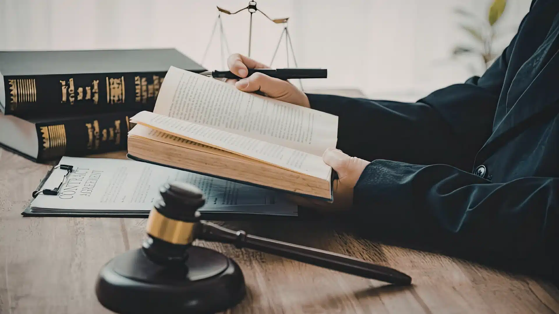 İstanbul yabancılar hukuku avukatı Muhammet Çoban Hukuk & Danışmanlık Bürosu; sınır dışı (deport) iptali, ikamet izni başvuruları ve tahdit kodlarının kaldırılması süreçlerinde hukuki destek sunmaktadır.