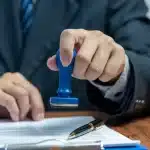 Kira Sözleşmesine Aykırılık Nedeniyle Tahliye Davası 1 İstanbul kira avukatı masasında, kira sözleşmesine aykırılık nedeniyle hazırlanan 30 günlük tahliye ihtarnamesini veya zorunlu arabuluculuk anlaşmasını mühürleyen resmi yetkili.