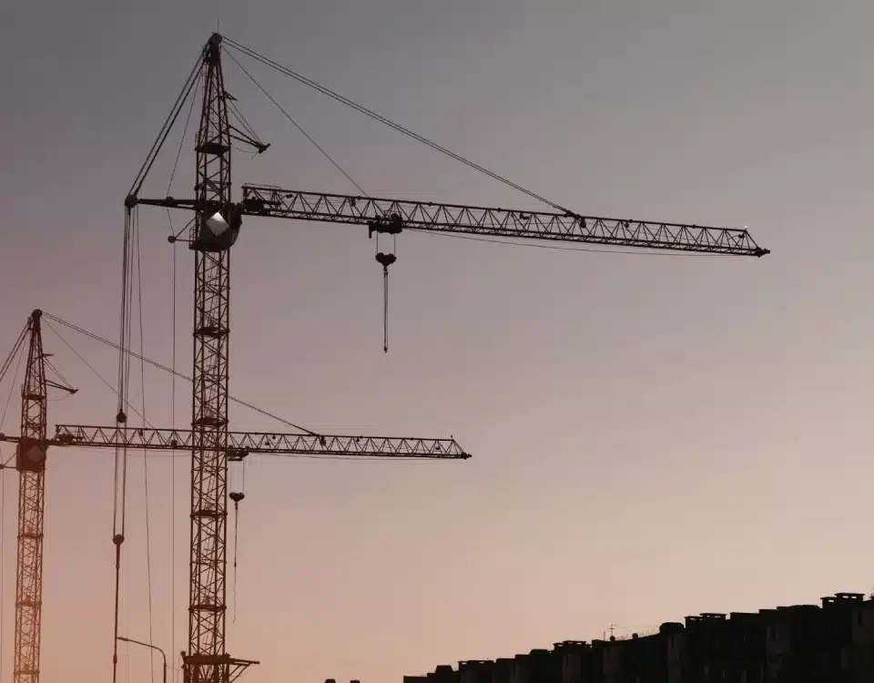 SGK Asgari İşçilik Oranına İtiraz 8 İstanbul iş ve sosyal güvenlik avukatı gözetiminde, 5510 sayılı Kanun kapsamında özel nitelikteki inşaat işlerinde SGK asgari işçilik (sgk) tespiti sürecini simgeleyen inşaat vinçleri.