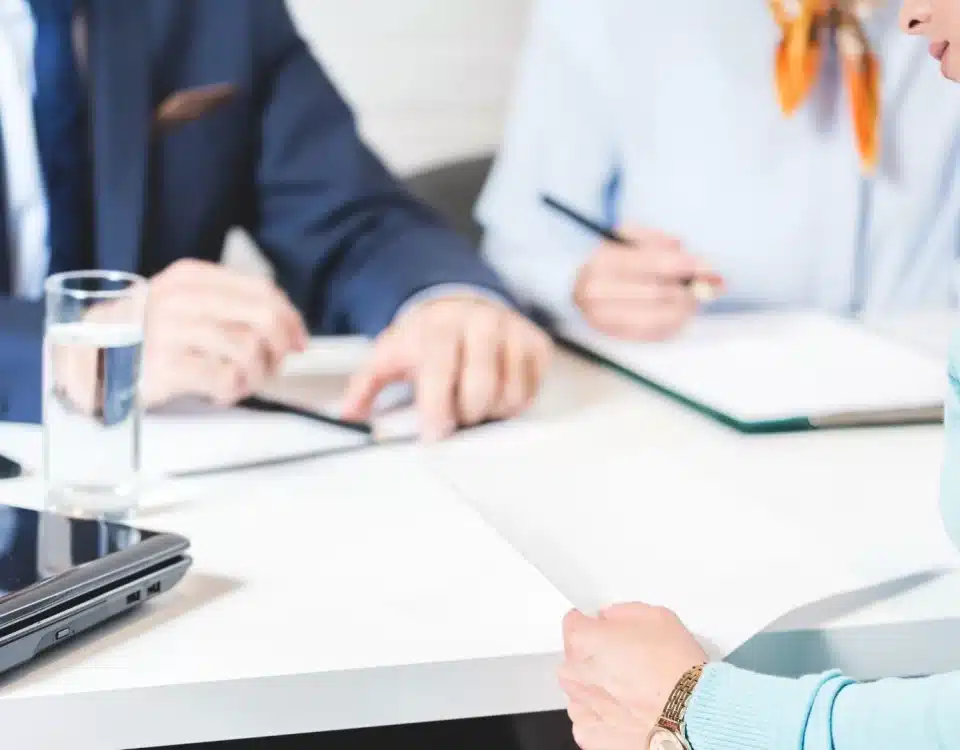 Emeklilik Nedeniyle İş Sözleşmesi Feshi: İşçinin Alacak Hakları 6 Toplantı masasında elindeki fesih belgesini işverene sunan işçi; emeklilik nedeniyle iş sözleşmesi feshi ve kıdem tazminatı sürecini temsil eden ofis görüşmesi.